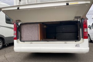 後ろには荷物入れがあり、キャンプ道具いっぱい積めます