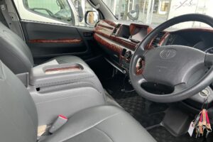 運転席、助手席広々②